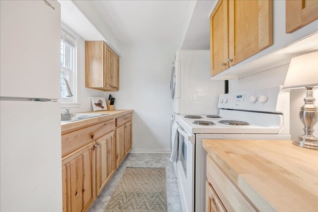 Interior Photo - 2BD/1BA - Walking Distance to Downtown and W&L!