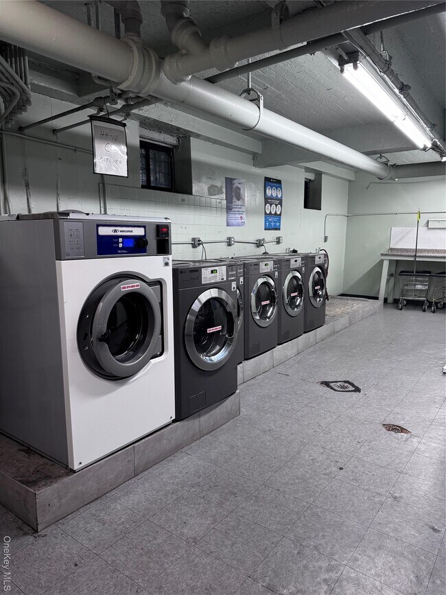 Building Photo - 44-10 Macnish St