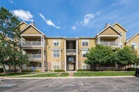 Building Photo - Great 2 bedroom/2bath condo- 3rd floor with loft! 1 car garage! Flexible Move in Date!