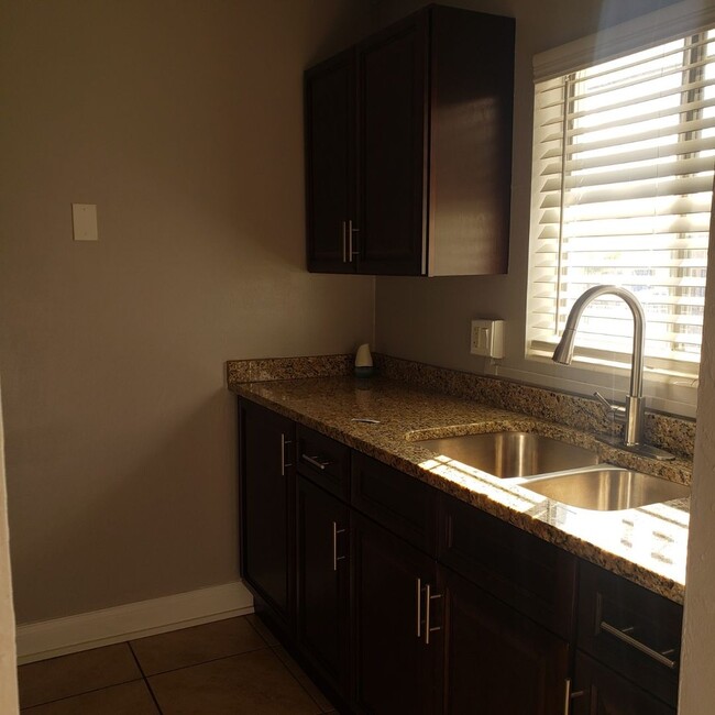 Building Photo - 2 bedroom 1 bath NEWLY RENOVATED CONDO