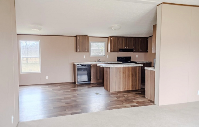 Building Photo - 565 Mustang Dr
