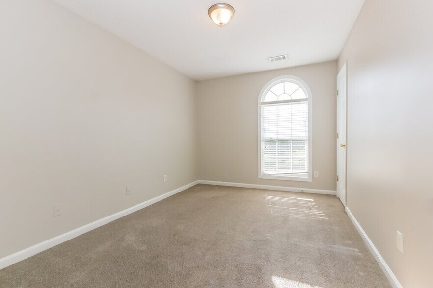 Building Photo - 440 The Gables Dr