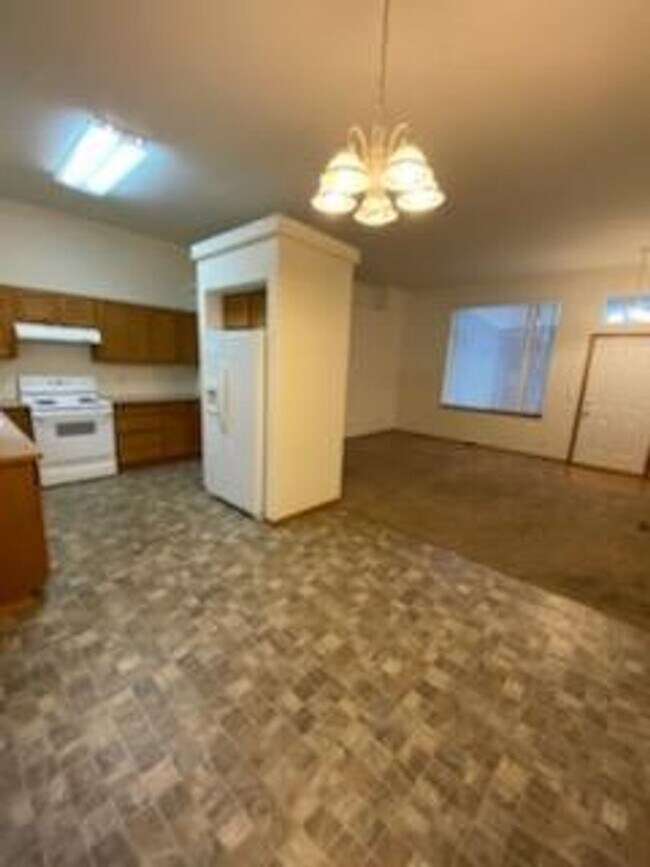 Building Photo - 2559-2559 W Apperson Dr