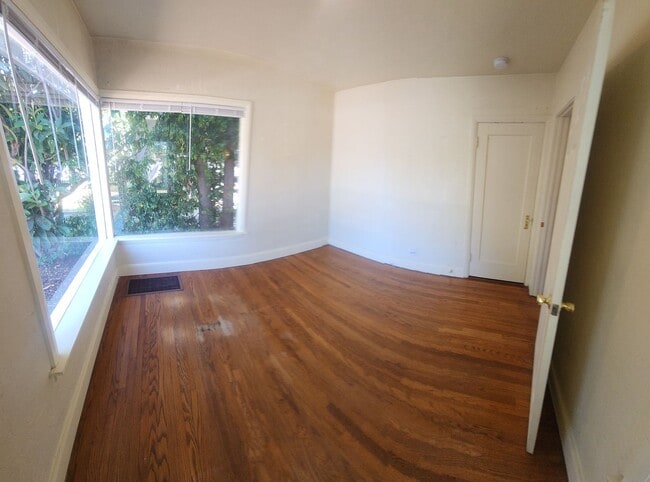 Building Photo - 7 Bedroom 3 bath home close to POLY!!!!