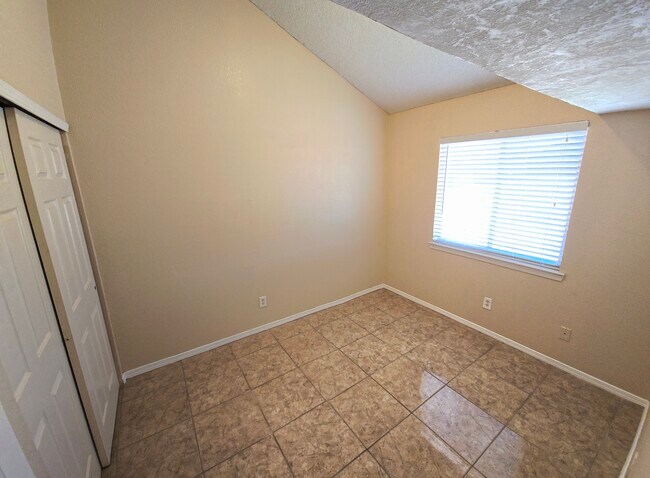 Building Photo - 10493 Kirkland St