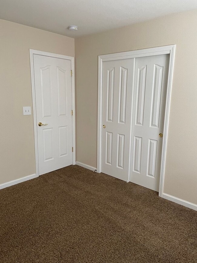 Building Photo - 4 BED 2 BATH LOCATED IN THE RAVENWOOD SUBDIVISION