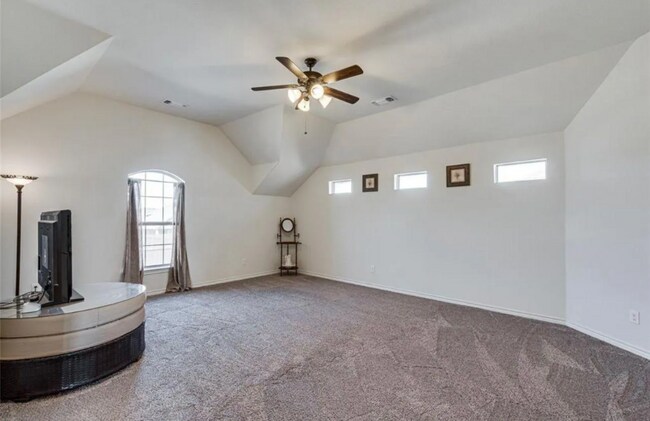 Building Photo - 404 S Hill Dr