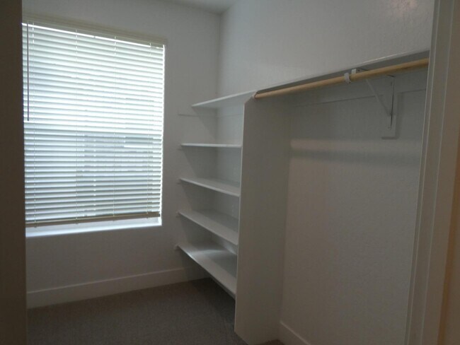 Building Photo - 2725 E Teaberry Dr