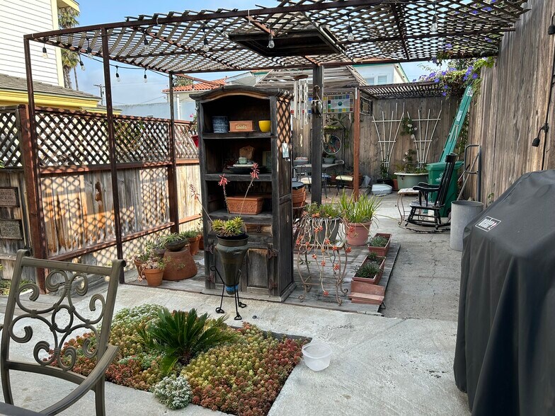 Building Photo - 2329 Curlew St