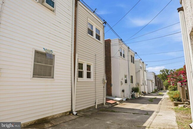 Building Photo - 3323 Tilden St