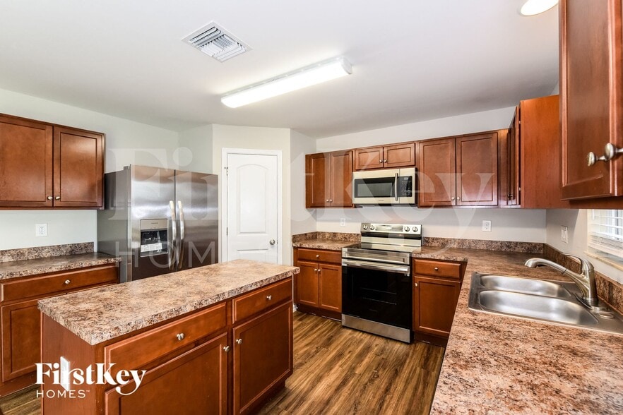 Building Photo - 1414 SW 11th St