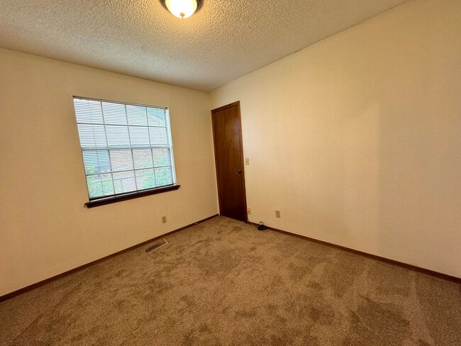 Building Photo - 3 bedroom 2 bathroom duplex In Broken Arrow!