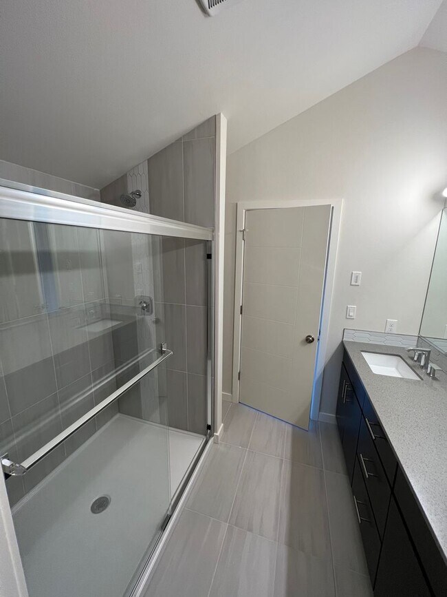 Building Photo - Immaculate 3 Bed 2 Bath Seattle Townhome @ An Incredible Location!