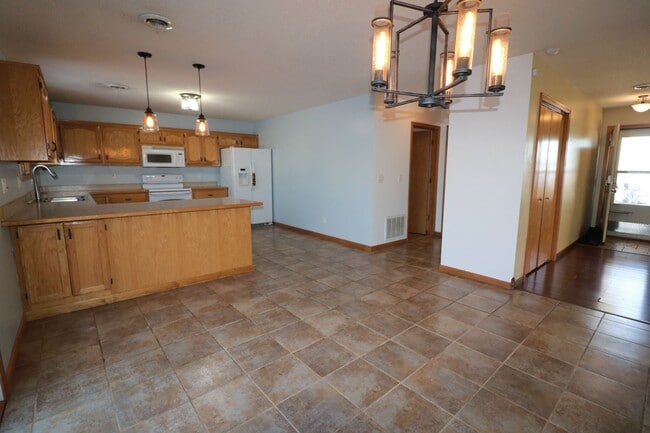 Building Photo - Beautiful 3 bedroom home just minutes from Manhattan and Fort Riley!