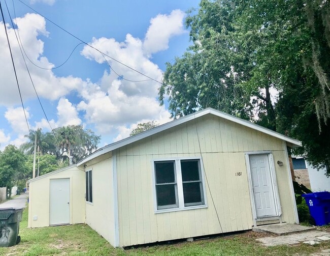 Building Photo - **Gorgeous  (3BR/1BA) Lakeland "Dixieland"...