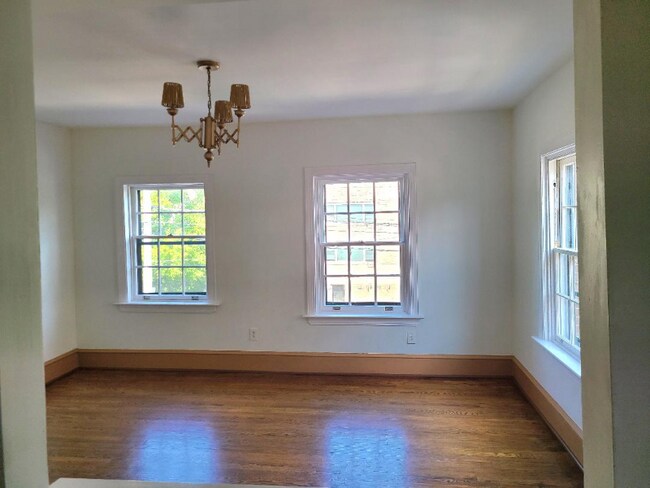 Building Photo - 550 E Washington Ln