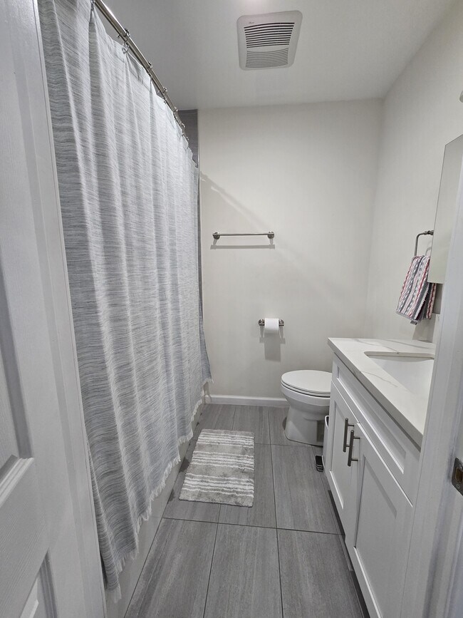 Bathroom - 14921 Kittridge St