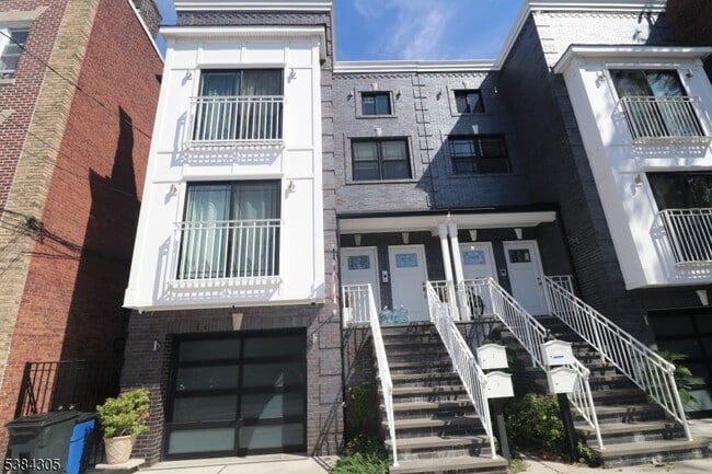 Building Photo - 349 Elm St
