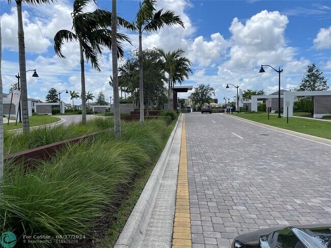 Building Photo - 2127 Appleton Cir S