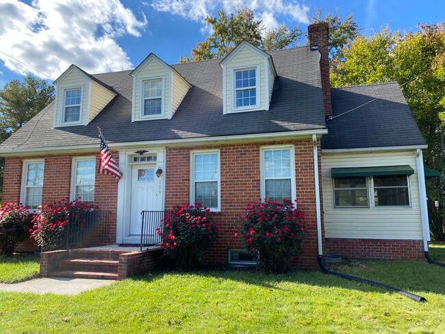 Building Photo - 129 Garber Ln