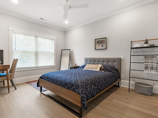 Building Photo - Spacious Elegance Awaits!
