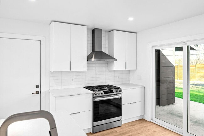 Building Photo - Gorgeous New Remodel with a Bright and Open Floorplan