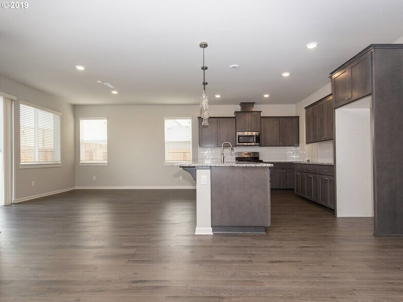 Main Kitchen and Dining Area - 4124 SW Mawrcrest Ave