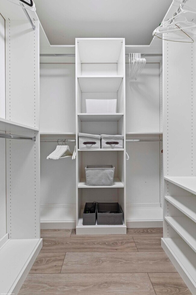 Building Photo - 711 Forest Club Dr