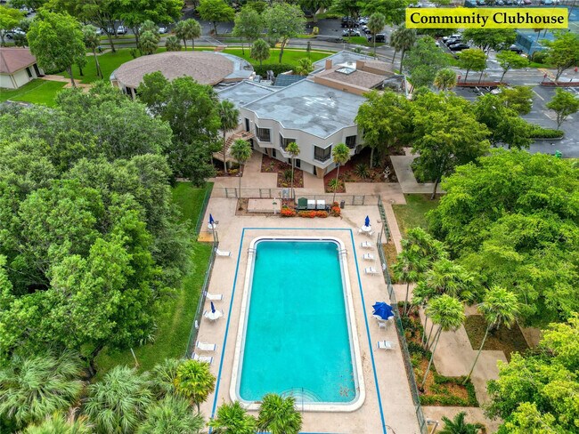 Building Photo - 1100 St Charles Pl