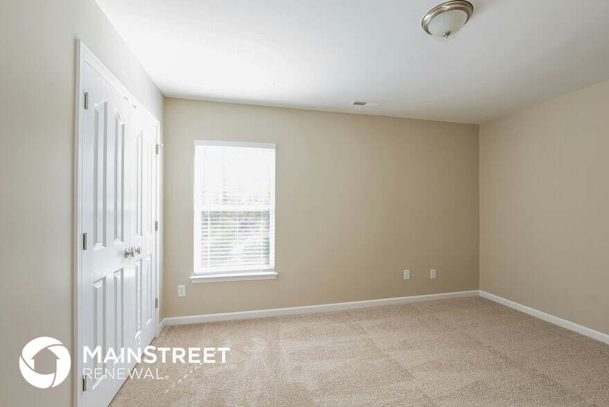 Building Photo - 8110 Chatham Oaks Dr