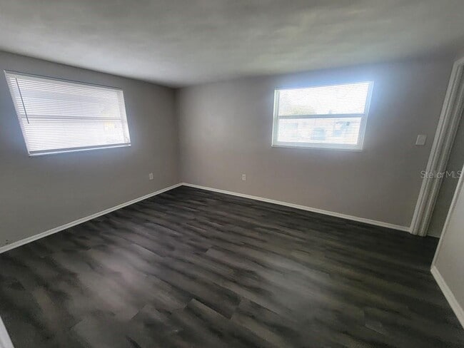 Building Photo - 10920 Oakdale Ave