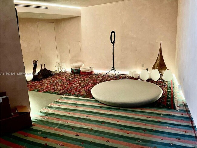 Building Photo - 18555 Collins Ave