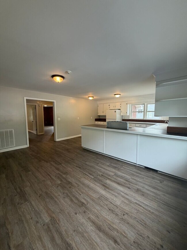 Building Photo - 196 Perkinsville Dr