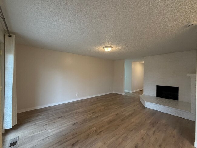 Building Photo - Beautiful 4 bed 2 bath home in Boise just off E Bergeson St