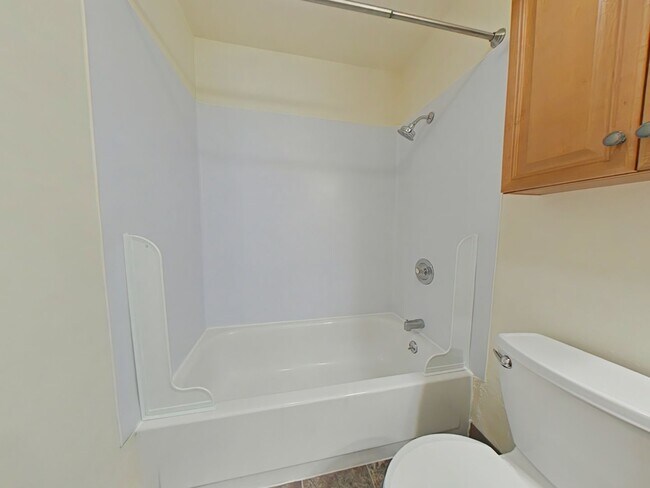 Building Photo - 1 Bedroom Apartment ~ Close to Campus ~ Sm...