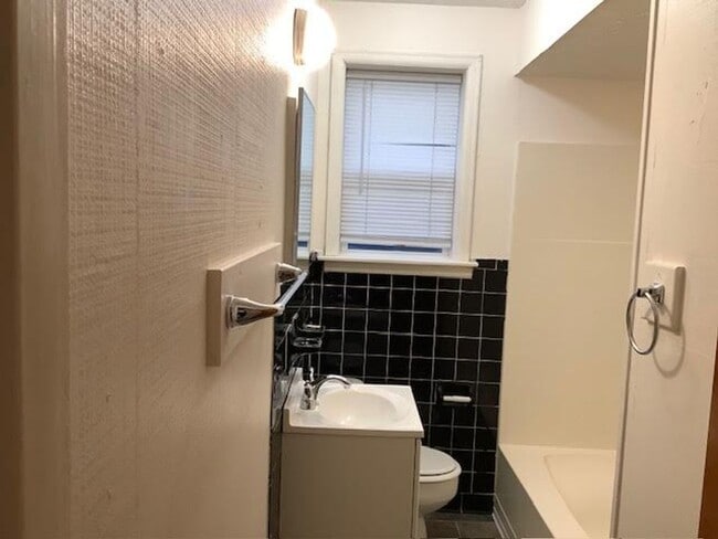 Building Photo - 3 Rainbow Forest Dr