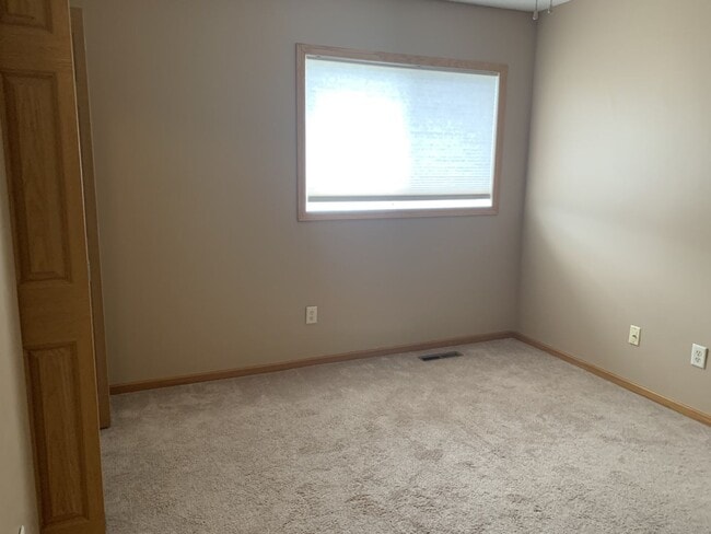 Building Photo - Beautiful 2 Bed/1.5 Bath townhome, with extra large open concept living space - Available Mar 1