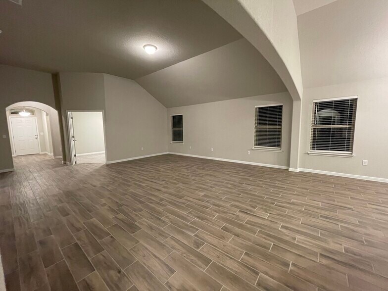 Building Photo - 300 La Joya Pass