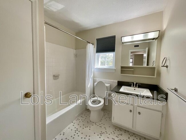 Building Photo - 867 Colony Dr