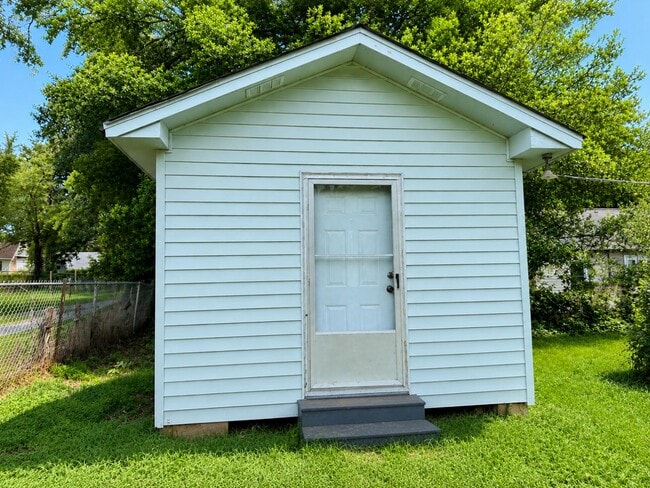 Building Photo - 427 Lakeview St