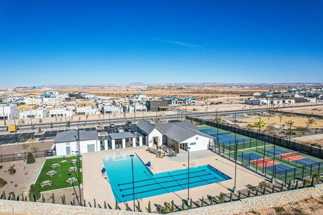 Building Photo - Beautiful East side House 4 bed-2.5 baths, part of The Overlook Casa Club that includes Swimming ...