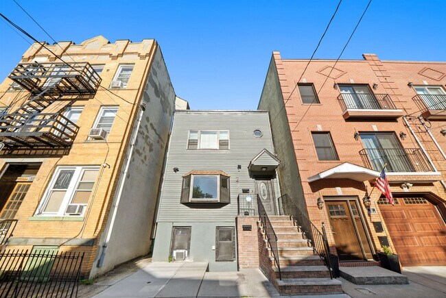 Building Photo - 211 New York Ave