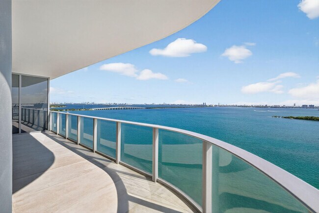 Building Photo - 700 NE 24th St