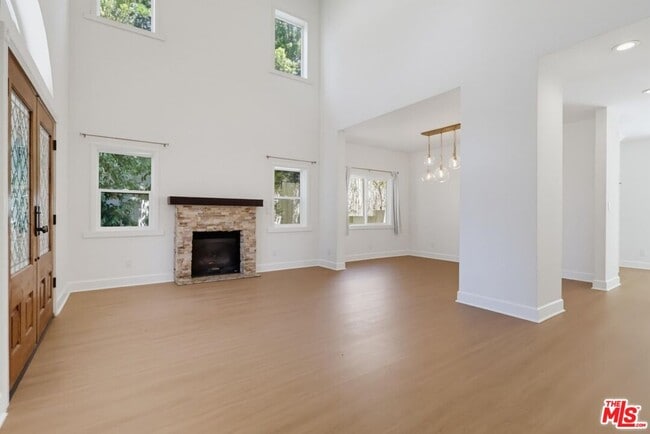 Building Photo - 3528 Mesquite Dr