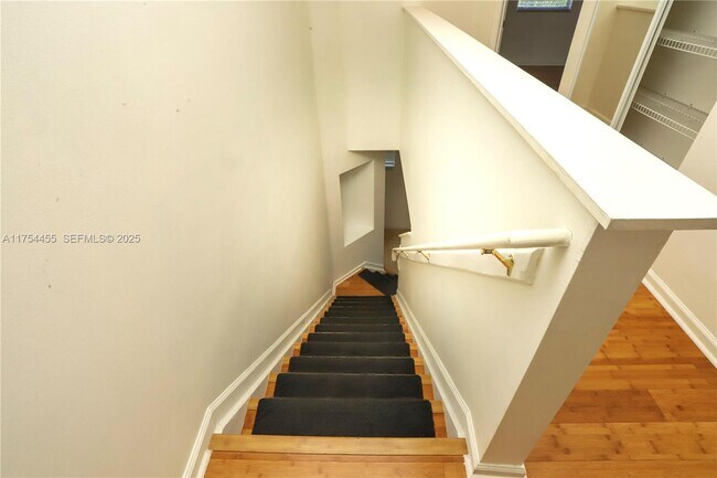 Building Photo - 1033 NE 17th Way