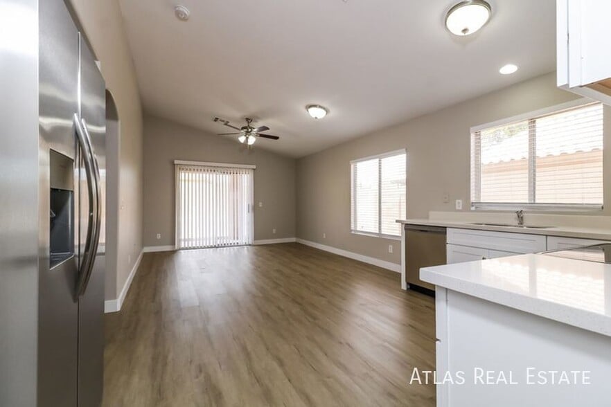 Building Photo - 12038 W Corrine Dr