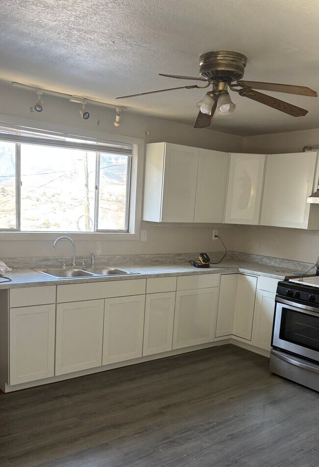 Building Photo - 411 E 1st St