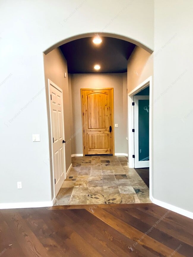 Building Photo - Experience Luxury Living in Broken Top wit...