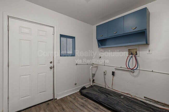 Building Photo - 465 S Dade Ave