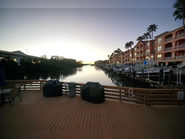 Building Photo - 2-Bed, 2.5-Bath Water-Front Condo in South Tampa